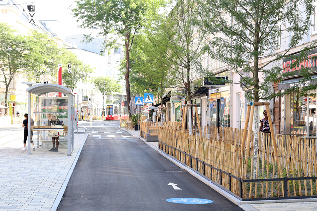 Fertigstellung äußere Mariahilfer Straße Die neue MaHü 15: Zwei-Richtungs-Radweg, helle Pflasterung und Begrünung. © Stadt Wien/Martin Votava