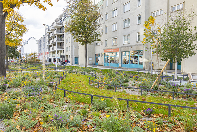 Straßenpark Wagramerstraße Der neue Straßenpark bietet neben einer großen Rasenfläche begrünte Gehwege, schattenspendene Bäume und Nebelstelen © Stadt Wien / Bubu Dujmic