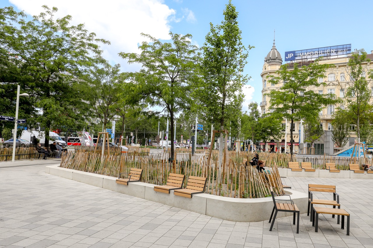 Sitzmöbel am neugestalteten Christian-Broda-Platz
