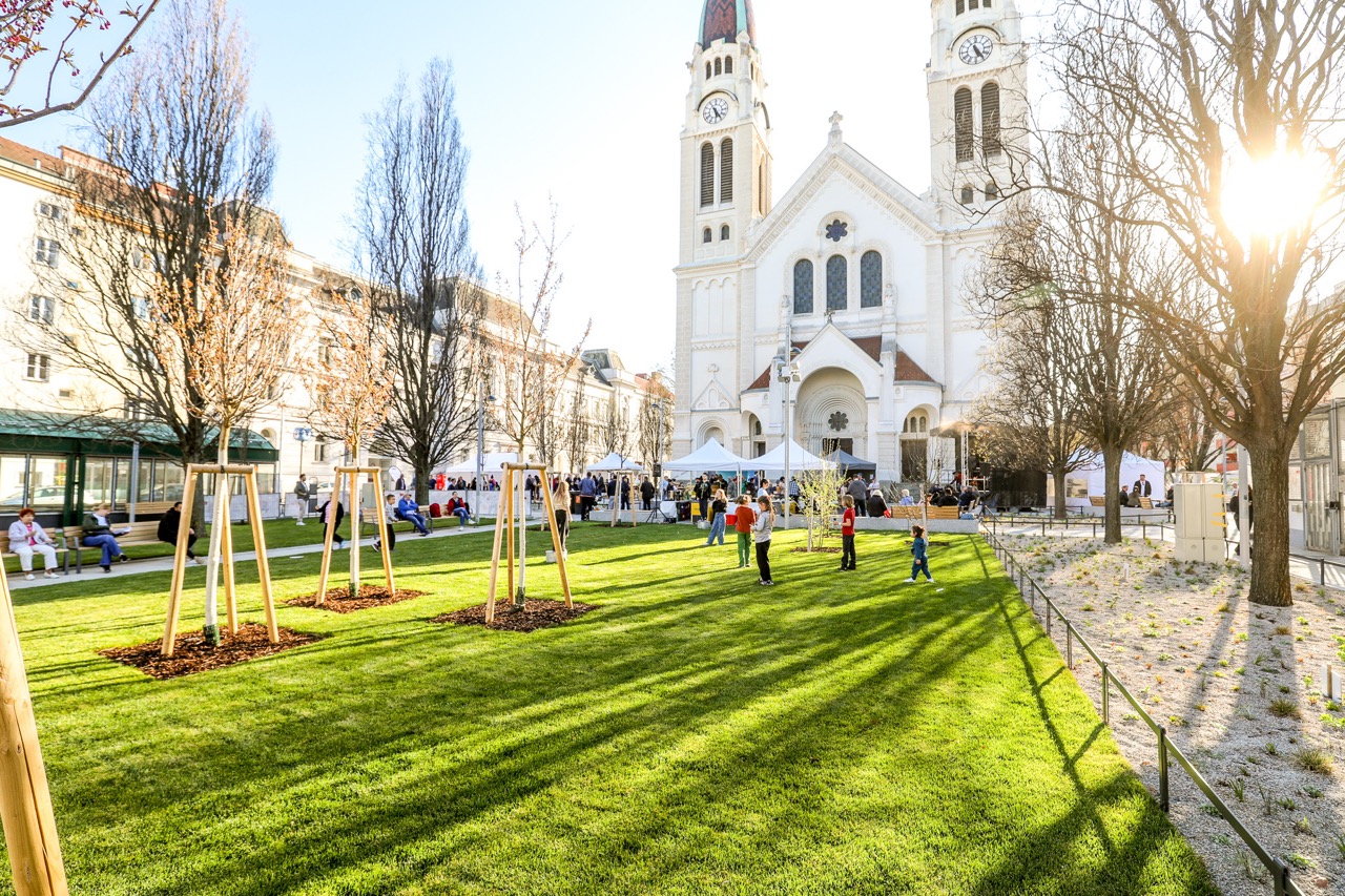 Die großzügigen Grünflächen am Enkplatz werden schon beim Eröffnungsfest genutzt.