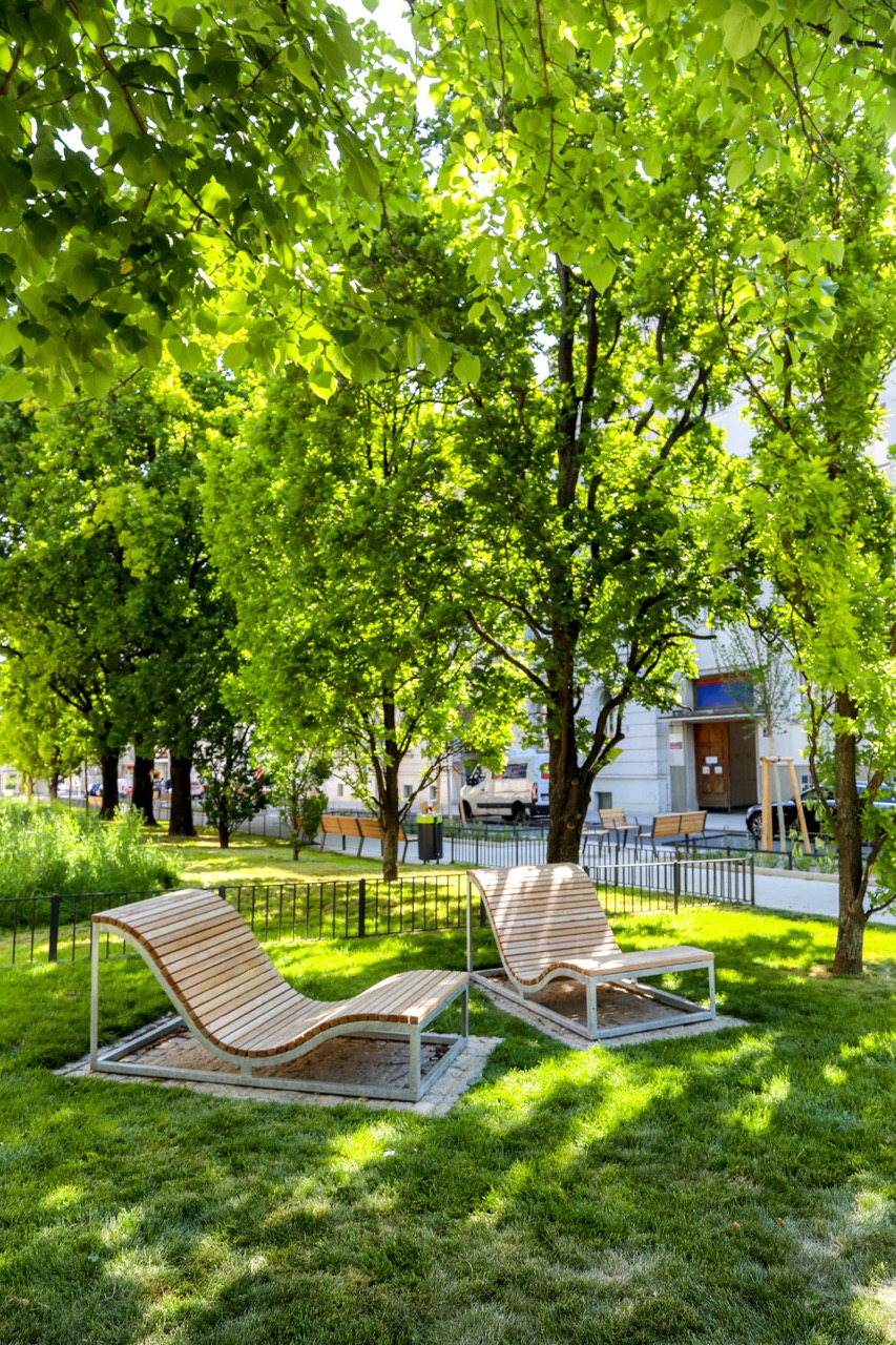 Sitzmöbel im Schatten am neugestalteten Enkplatz