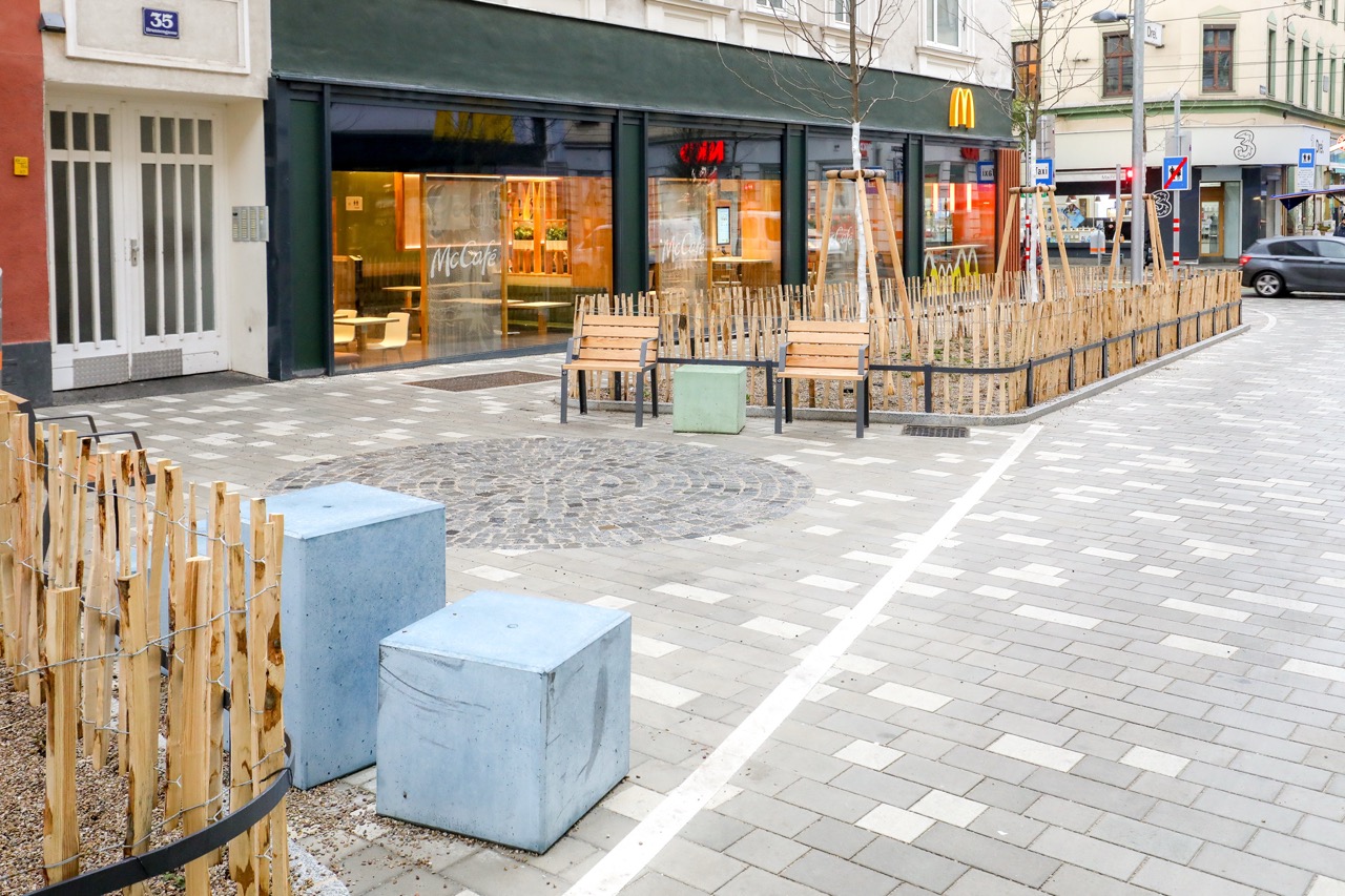 Sitzelemente, Begrünung und helle Pflasterung im Hippviertel, @Stadt Wien/Christian Fürthner