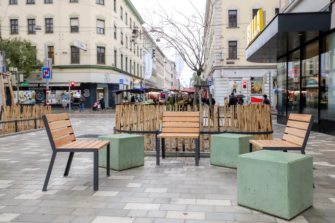 Sitzelemente, Begrünung und helle Pflasterung im Hippviertel, @Stadt Wien/Christian Fürthner