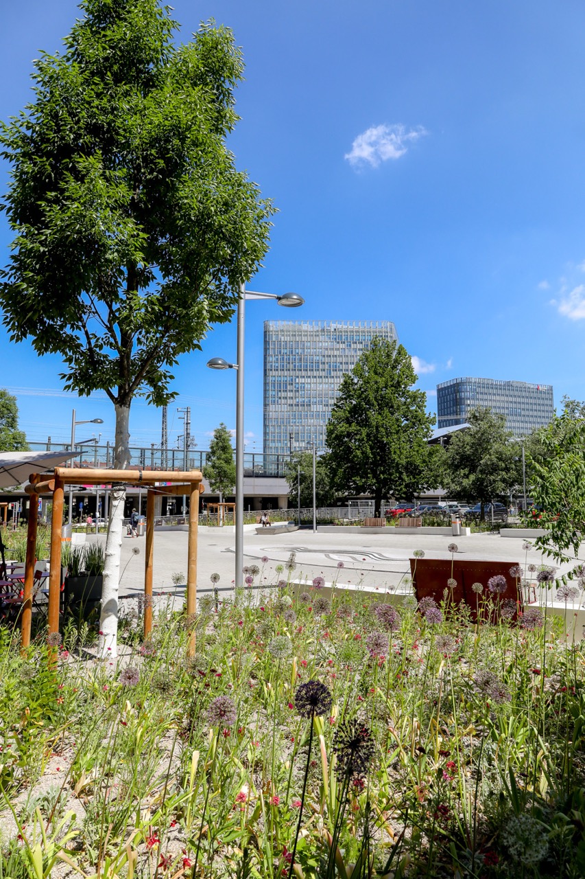 Pflanzenbeete, Bäume und Sitzgelegenheiten auf der neu gestalteten Favoritenstraße ©Stadt Wien/Christian Fürthner