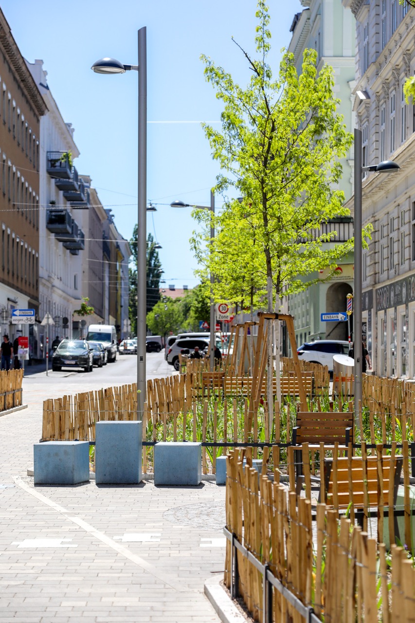 Die neu gestaltete, verkehrsberuhigte Hippgasse © Stadt Wien/Christian Fürthner