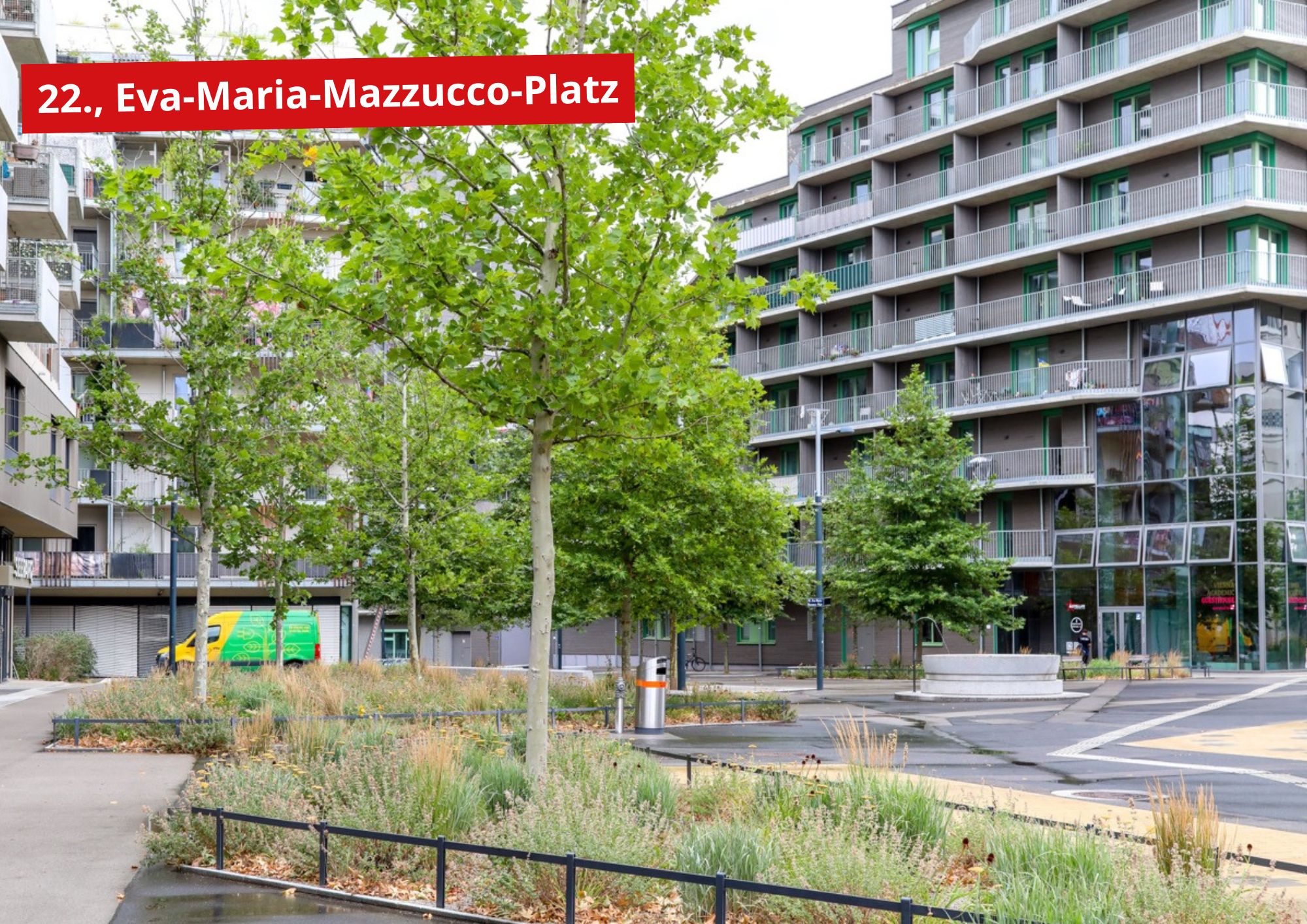 Eva-Maria-Mazzucco-Platz 1 Begrünte Beete, schattige Bäume am Eva-Maria-Mazzucco-Platz